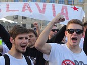 Fanoušci fotbalové Slavie před derby pochodují Prahou na stadion Sparty.