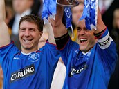 Fernando Ricksen (vpravo) v dresu Glasgow Rangers drží trofej pro vítěze...