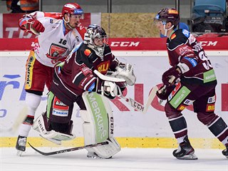 Daniel Rákos z Hradce Králové, branká� Sparty Jakub Sedlá�ek a Jan Ko��álek ze...