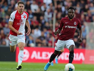 Lukáš Masopust ze Slavie (vlevo) a Guélor Kanga ze Sparty sledují míč.
