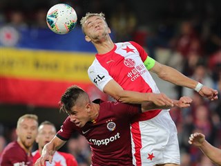 Tomáš Souček ze Slavie (vpravo) předčil v souboji Adama Hložka ze Sparty a...