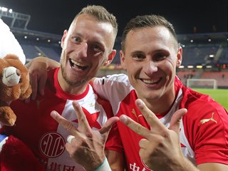 Slávističtí fotbalisté Vladimír Coufal (vlevo) a Jan Bořil ukazují, kolik gólů...