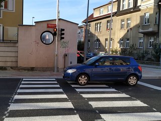 Semafor u přechodu pro chodce přibyl na vyžádání některých rodičů dětí, které...