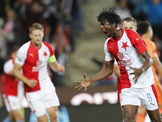 Peter Olayinka ze Slavie slaví gól.