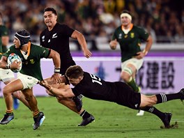 Beauden Barrett z Novho Zlandu (vlevo) se sna zastavit Cheslina Kolbeho z...