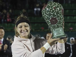 Karolína Muchová pózuje s trofejí pro vít�zku turnaje v Soulu