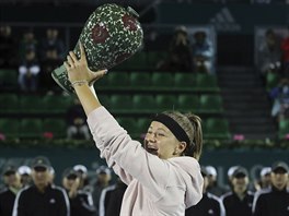 Karolna Muchov pzuje s trofej pro vtzku turnaje v Soulu.