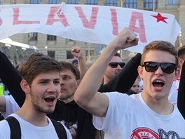 Fanouci fotbalov Slavie ped derby pochoduj Prahou na stadion Sparty.