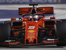 Sebastian Vettel z Ferrari a trati Velk ceny Singapuru