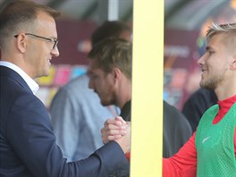Majitel fotbalové Sparty Daniel Křetínský (vlevo) se zdraví s Martinem Frýdkem...