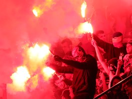 Fanoušci Sparty odpálili v derby se Slavií pyrotechniku.