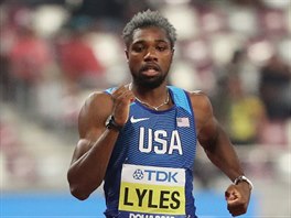 Američan Noah Lyles během rozběhu na 200 metrů na mistrovství světa v Dauhá.