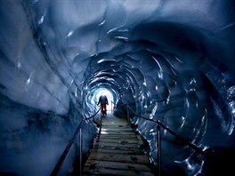 LEDOVÝ TUNEL. Glacioložka Andrea Fischerová prochází uměle vybudovaným tunelem...