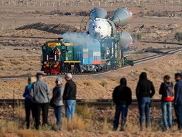 CESTA DO KOSMU. Kosmická lo Sojuz MS-15 je transportována z montáního hangáru...