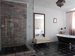 Hlavní koupelna má samostatně stojící vanu i prostorný cihlový sprchový kout....