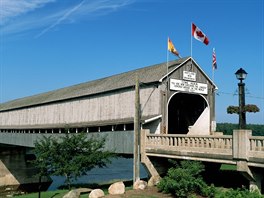 Hartland Bridge (Kanada). S 391 metry nejdelí krytý most na svt byl nad...