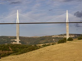 Millau (Francie). Dálniní most navrhli francouzský projektant Michel Virlogeux...