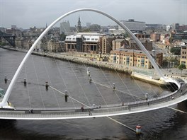 Gateshead Millennium (Velká Británie). První pohyblivý most s naklápním na...