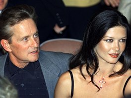 Michael Douglas a Catherine Zeta-Jonesová (Las Vegas, 18. záí 1999)