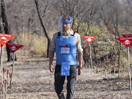 Princ Harry prochází minovým polem v Angole (Dirico, 27. záí 2019).
