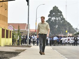 Princ Harry prochází ulicí princezny Diany v angolském Huambu, kde jeho matku...