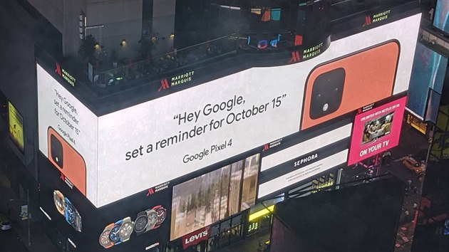 Bilboard na Times Square lkajc na nov Pixel 4 v oranov barv.