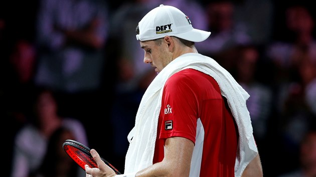 John Isner pi zpase Laver Cupu proti Rogeru Federerovi.