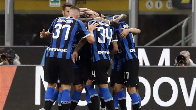 Glov radost fotbalist Interu Miln v utkn proti Laziu.