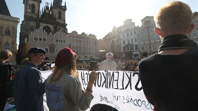 Účastníci stávky za klima se začali scházet na Staroměstském náměstí po deváté ráno. Součástí programu byly také projevy. (20. září 2019)