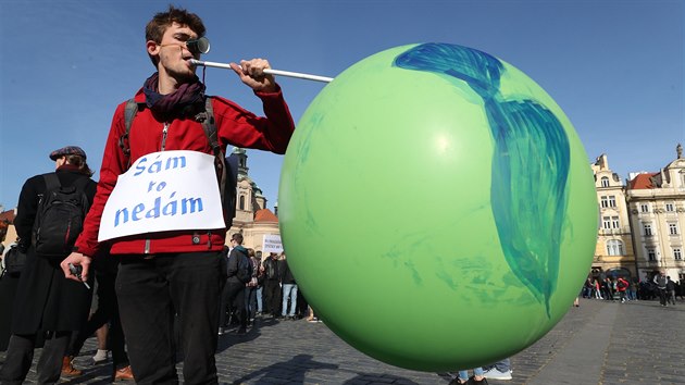 Jeden z účastníku stávky za klima na Staroměstském náměstí svým transparentem vyzývá k součinnosti další lidi. (20. září 2019)