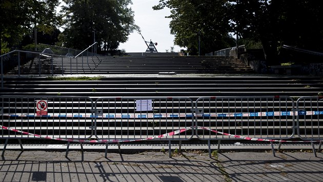 Bezpenost opaten na Letn se tkaj i horn sti, kde dve stl Stalinv pomnk. Lid se tak pes zbrany nedostanou na msto, kter je hojn vyhledvno teba skateboardisty. (20. z 2019)