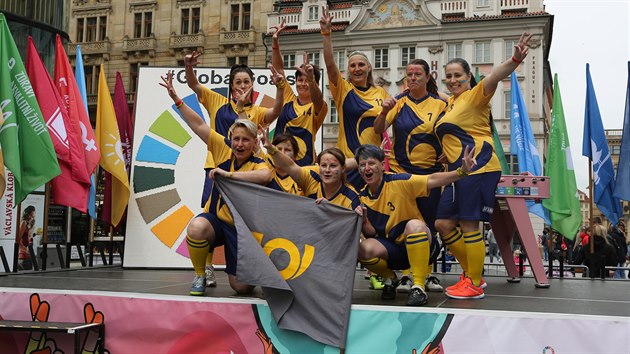 Fotbalistky Yellow Ladies po vítězném zápase na Václavském náměstí. (20. září 2019)