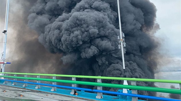 Stoupajc dm pi poru dvou ropnch tanker v jihokorejskm pstavu Ulsan. (28. z 2019)