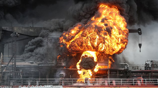 Mohutn por na jednom z tanker v jihokorejskm pstavu Ulsan. (28. z 2019)