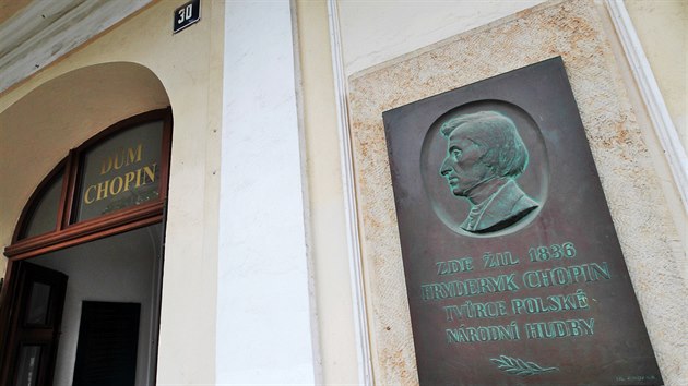 Pamětní deska vedle hlavního vchodu do domu Chopin v Mariánských Lázních.