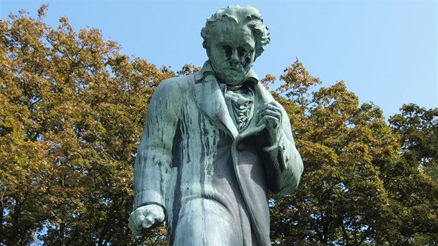 Beethovenův pomník u Parkhotelu Richmond v Karlových Varech