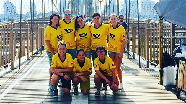 Fotbalov tm Yellow Ladies sloen ze zamstnanky esk poty reprezentoval na svtovm finle turnaje Global Goals World Cup v New Yorku (24. z 2019)