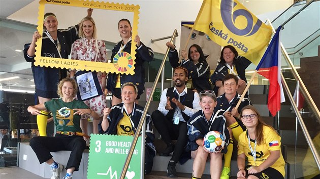 Fotbalov tm Yellow Ladies sloen ze zamstnanky esk poty ped svtovm finle turnaje Global Goals World Cup v New Yorku (25. z 2019)