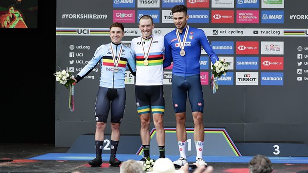 Stupn vtz si po asovce mu na MS v Yorkshiru podmanili vtz Rohan Dennis (uprosted), Remco Evenepoel (vlevo) a tet Filippo Ganna.