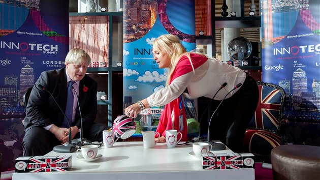 Britsk premir Boris Johnson a americk podnikatelka Jennifer Arcuriov na konferenci v Londn. (30. jna 2013)