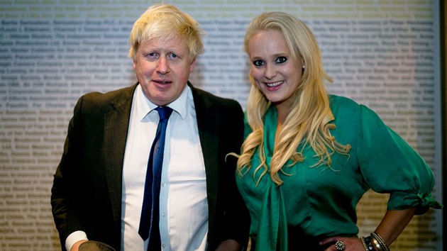Britsk premir Boris Johnson a americk podnikatelka Jennifer Arcuriov na konferenci v Londn. (14. jna 2014)