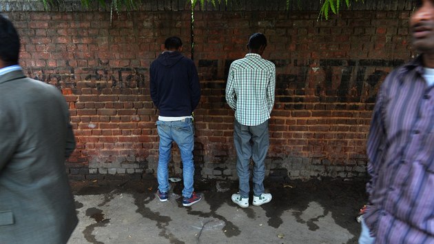 Miliony domcnost v Indii nemaj toalety a mus chodit na zchod na veejnm prostranstv. (18. listopadu 2014)
