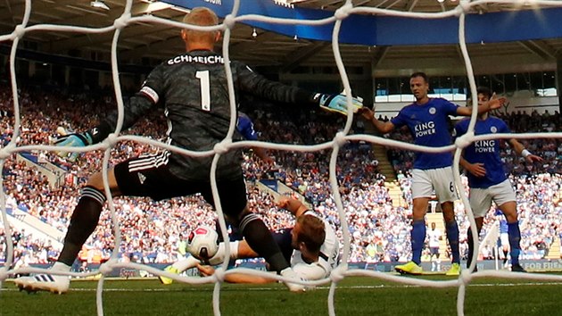 Harry Kane z Tottenhamu (v blm) v pdu pekonv branke Leicesteru Kaspera Schmeichela.