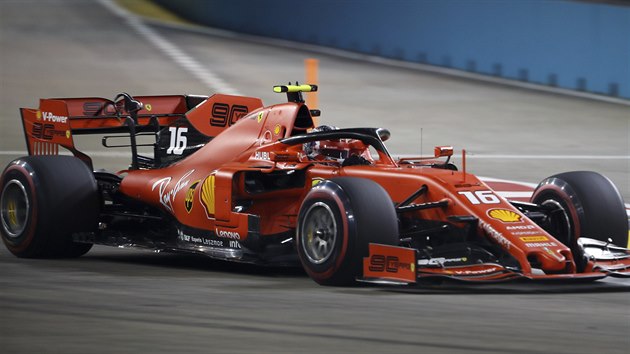 Charles Leclerc z tmu Ferrari bhem kvalifikace na Velkou cenu Singapuru