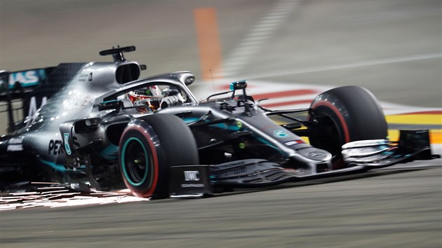 Lewis Hamilton z Mercedesu na trati kvalifikace Velk ceny Singapuru