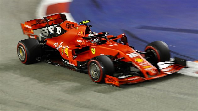 Charles Leclerc z tmu Ferrari bhem kvalifikace na Velkou cenu Singapuru