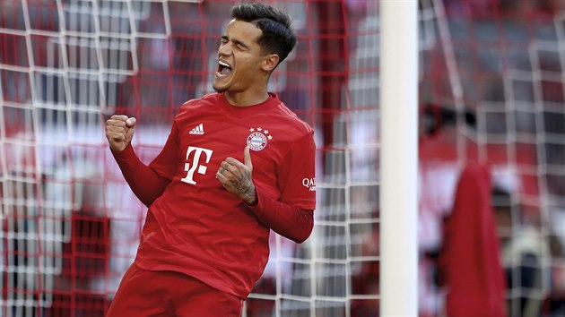 Philippe Coutinho z Bayernu Mnichov se raduje z glu v utkn s Kolnem nad Rnem.