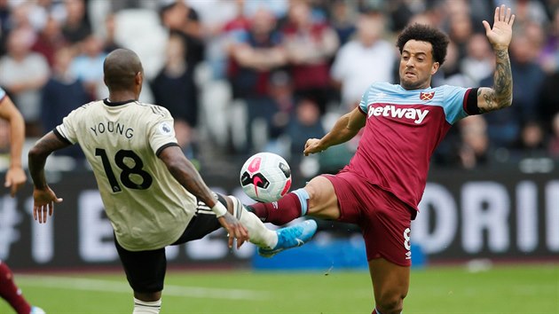 Ashley Young z Manchesteru United (vlevo) a Felipe Anderson z West Hamu bojuj o m.