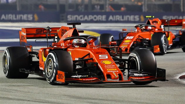 Sebastian Vettel z tmu Ferrari (v poped) vtz ve Velk cen Singapuru ped stjovm kolegou Charlesem Leclercem.