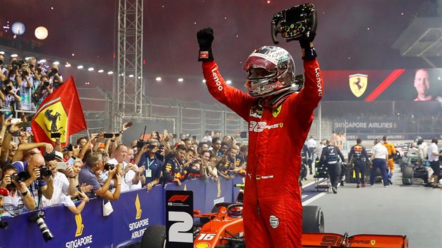 Sebastian Vettel z Ferrari se raduje z vtzstv ve Velk cen Singapuru.